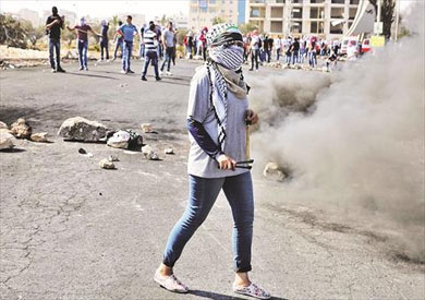فلسطينية تشارك في الاشتباكات ضد جند الاحتلال